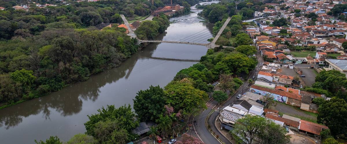 Aerial photography of the city of Piracicaba. Rua do Porto, recreation parks, cars, lots of vegetation and the Piracicaba river crossing the city.