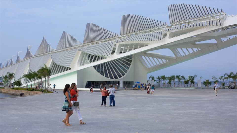 Il s’agit d’une structure architecturale moderne au design original, caractérisée par une série d’éléments blancs aux lignes angulaires et une grande fenêtre circulaire.