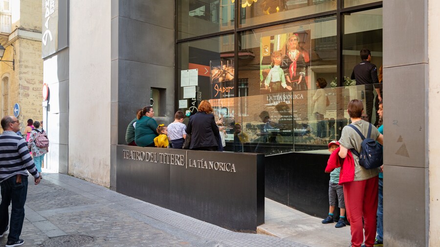 Gadir Archaeological Site which includes street scenes as well as a family