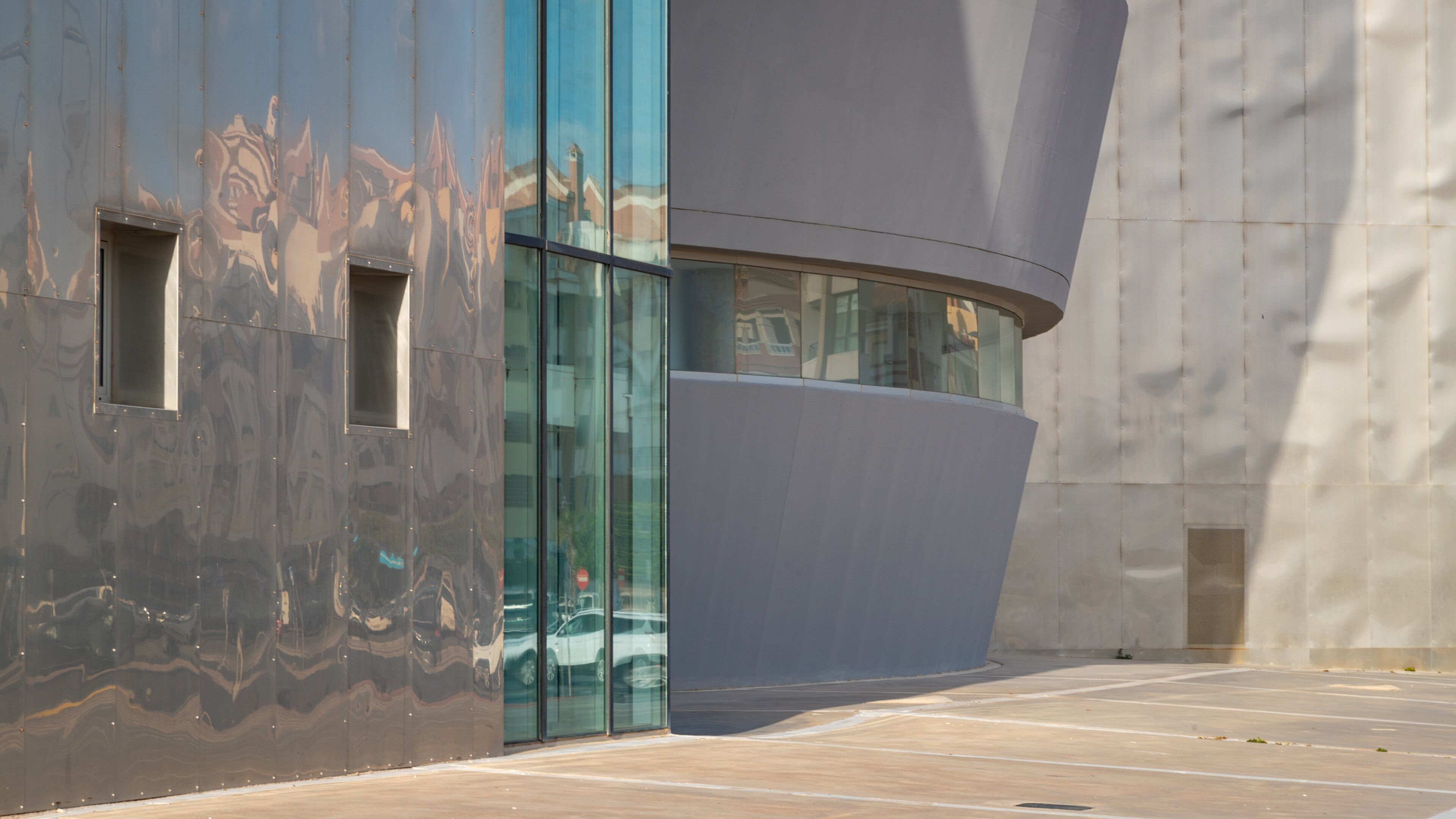 Teatro Auditorio Roquetas de Mar showing modern architecture