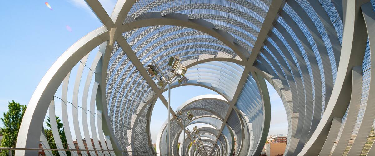 Puente Monumental Parque de Arganzuela which includes modern architecture