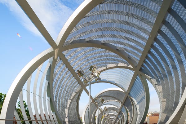 Puente Monumental Parque de Arganzuela which includes modern architecture