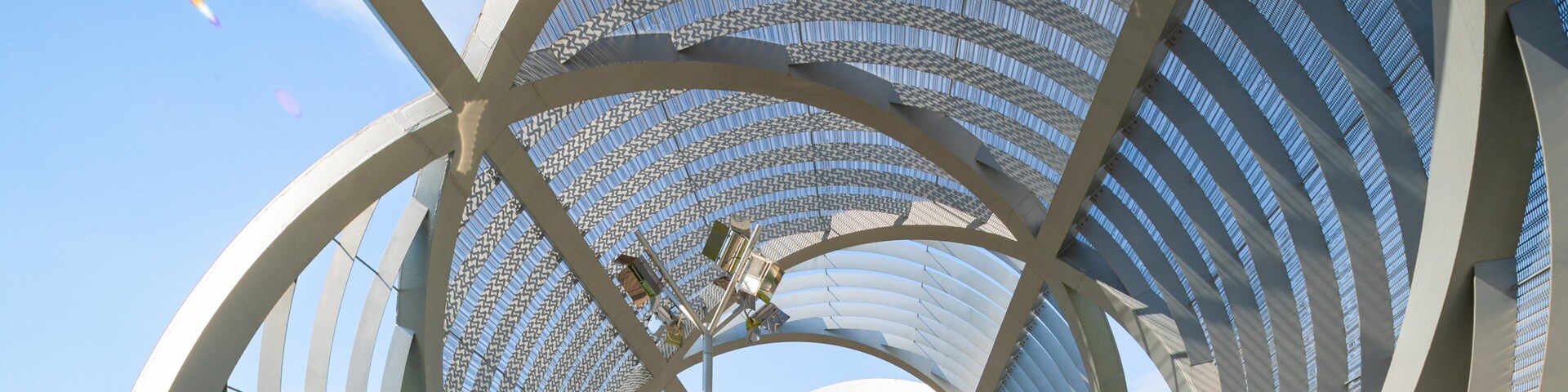 Puente Monumental Parque de Arganzuela which includes modern architecture