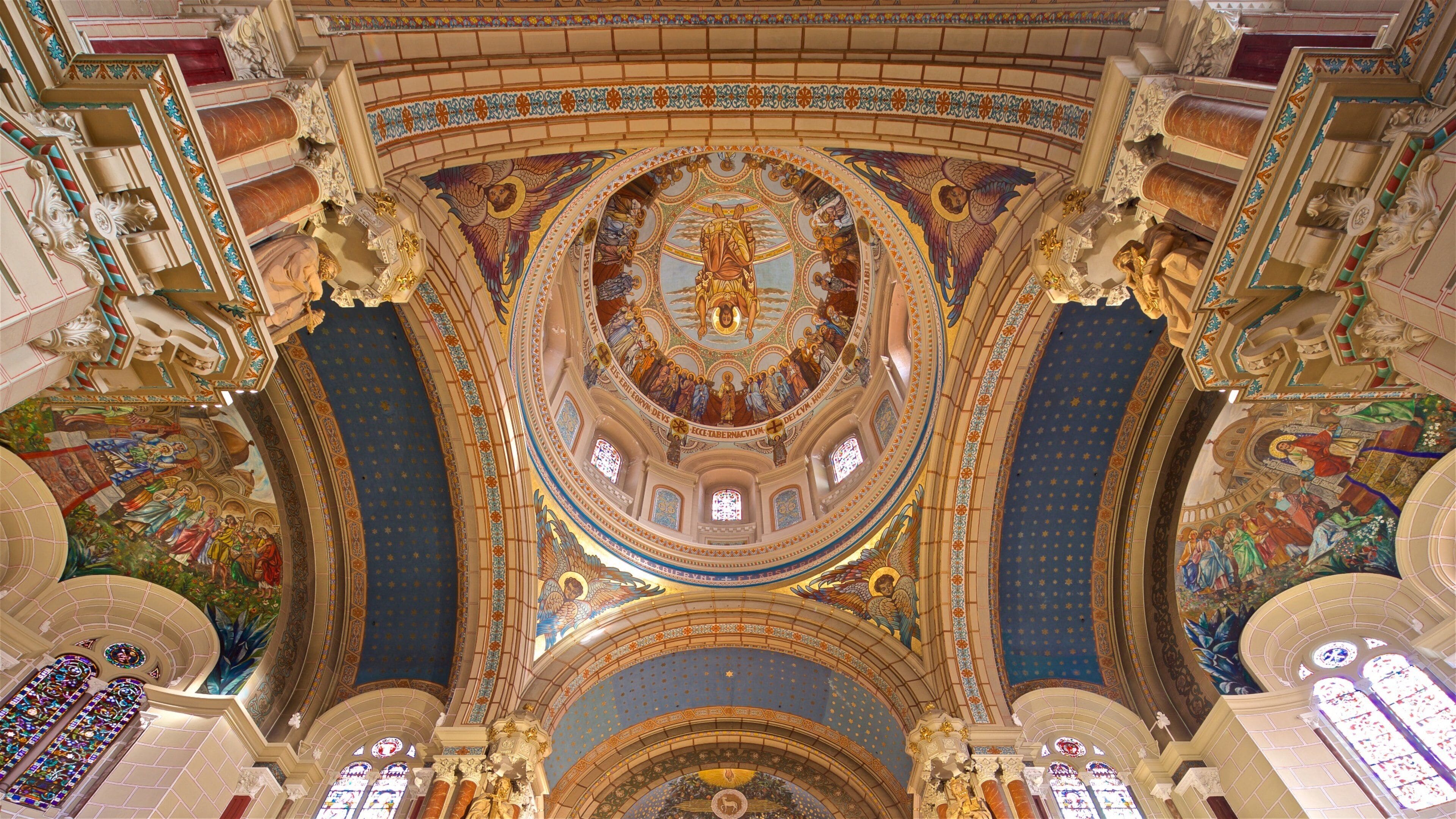 Iglesia de San Juan que incluye elementos patrimoniales, una iglesia o catedral y vistas de interior