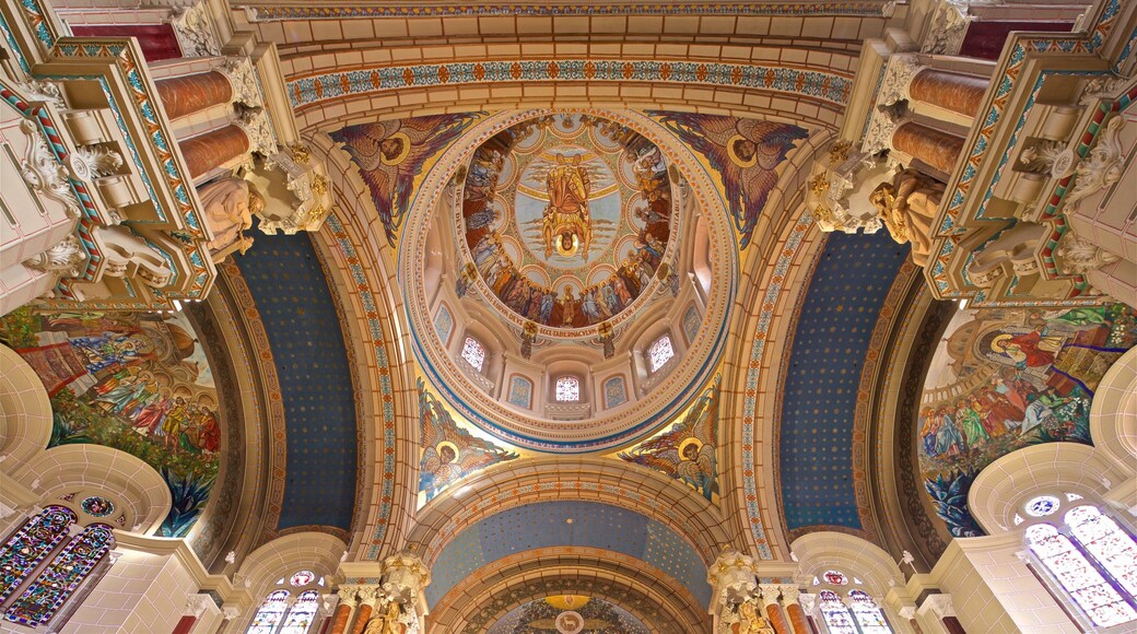 Iglesia de San Juan que incluye elementos patrimoniales, una iglesia o catedral y vistas de interior