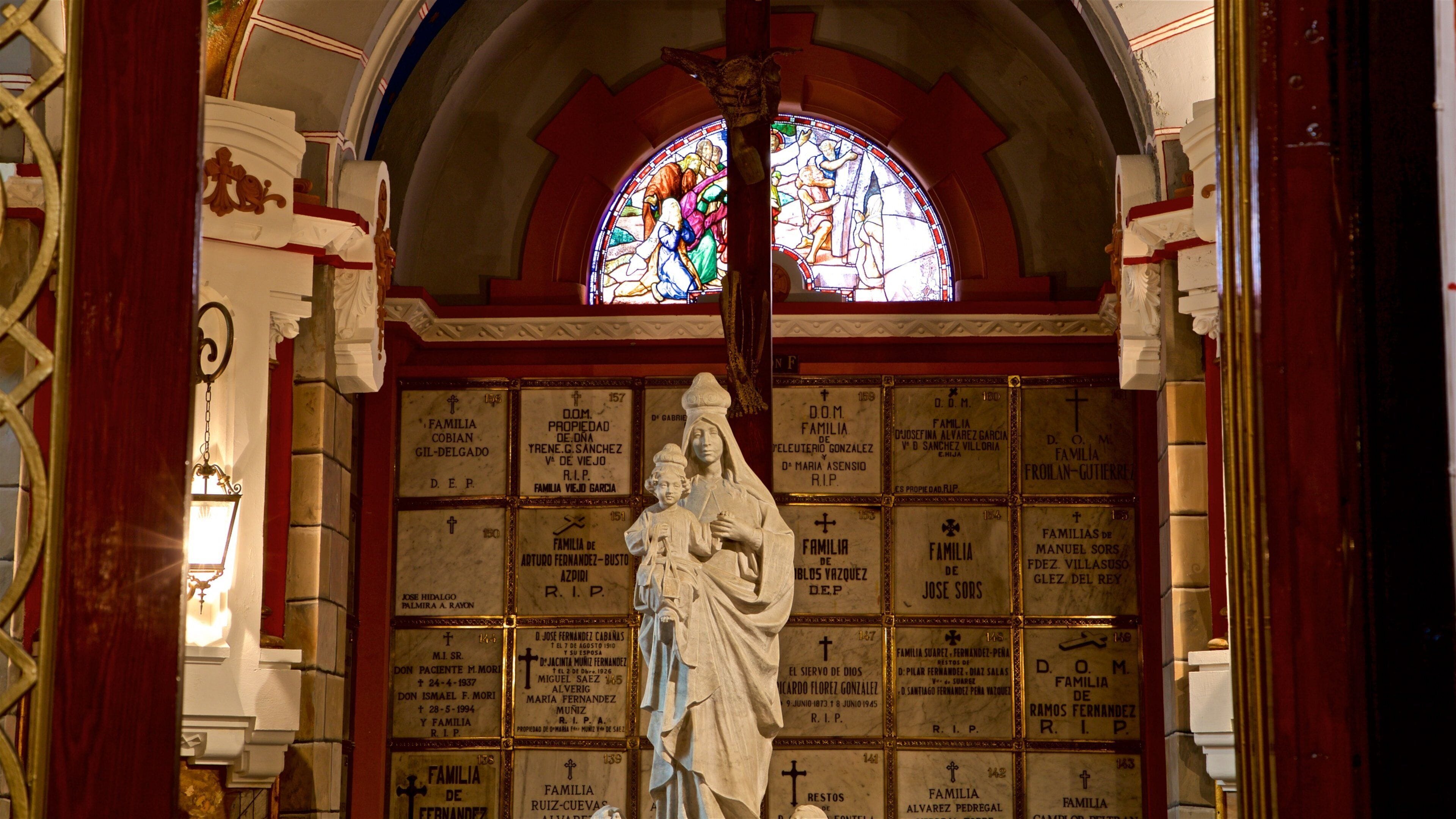 Igreja de São João caracterizando uma estátua ou escultura, elementos de patrimônio e uma igreja ou catedral
