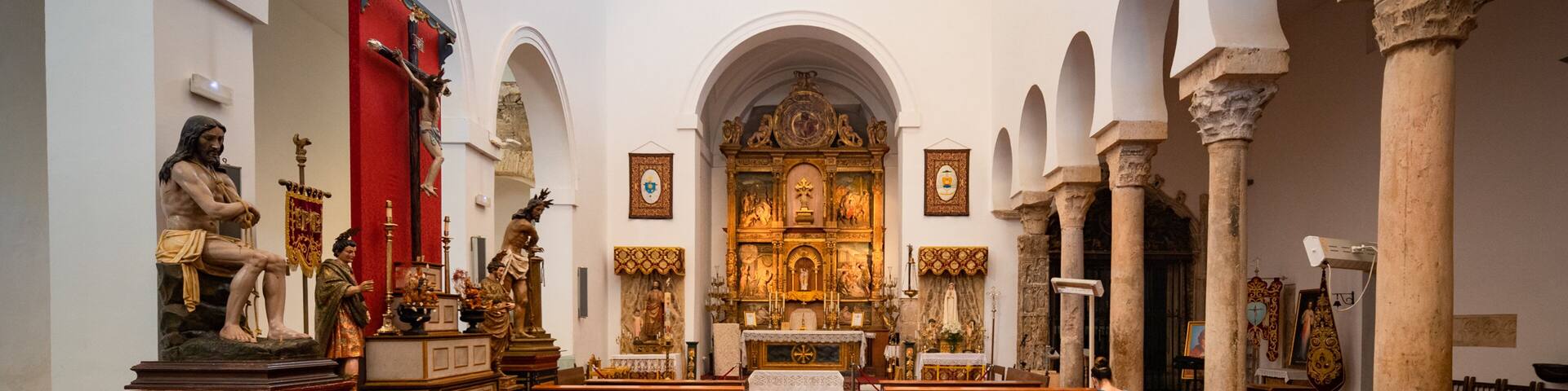 Church of El Salvador which includes a church or cathedral, interior views and heritage elements