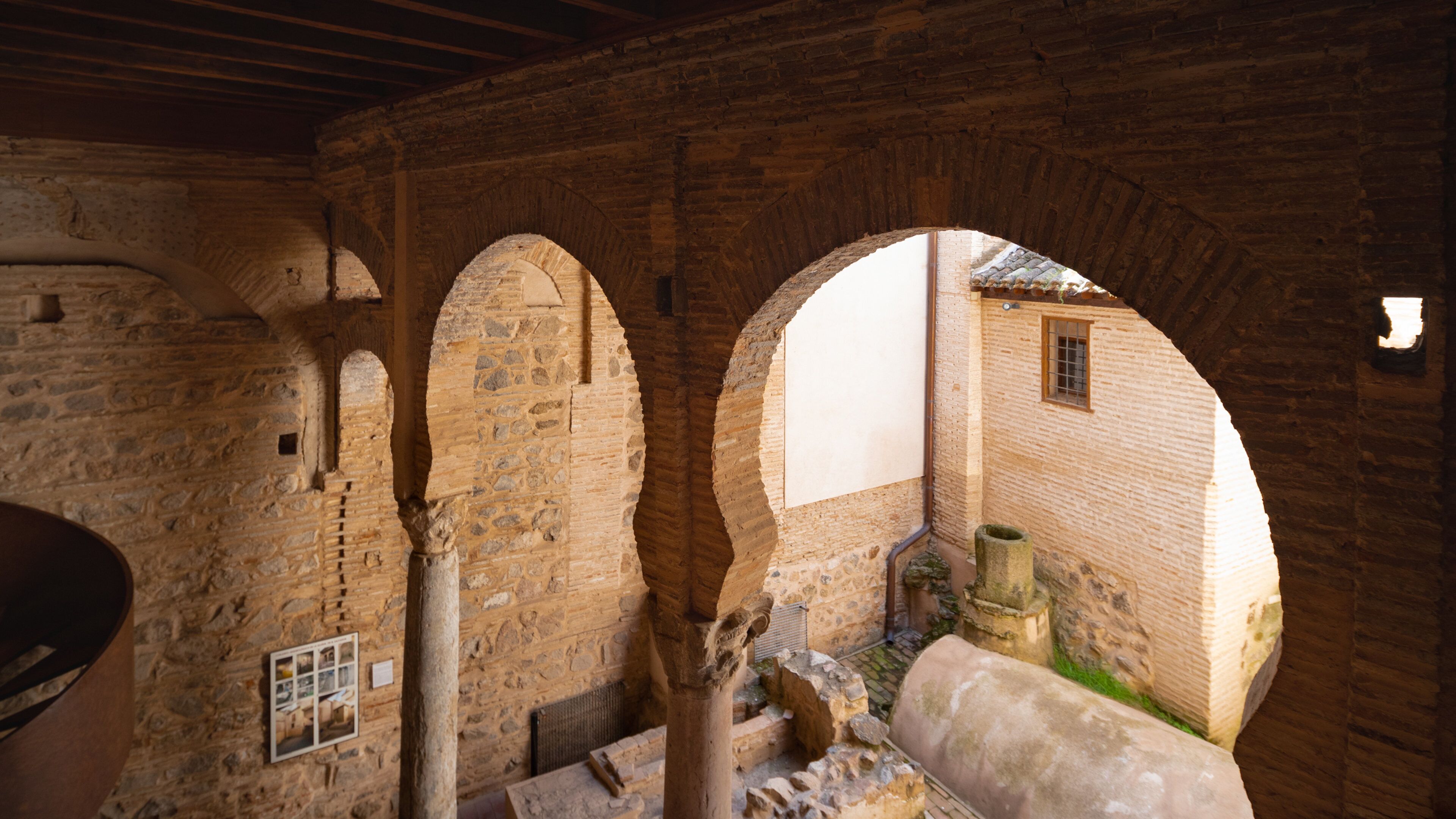 Church of El Salvador showing heritage elements and interior views