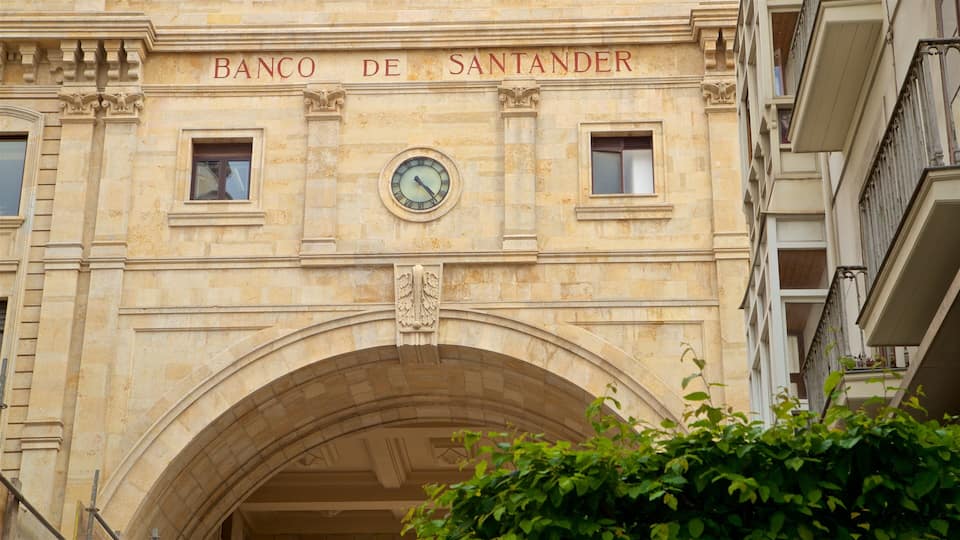 Fachada del Banco Santander con un reloj y detalles decorativos.