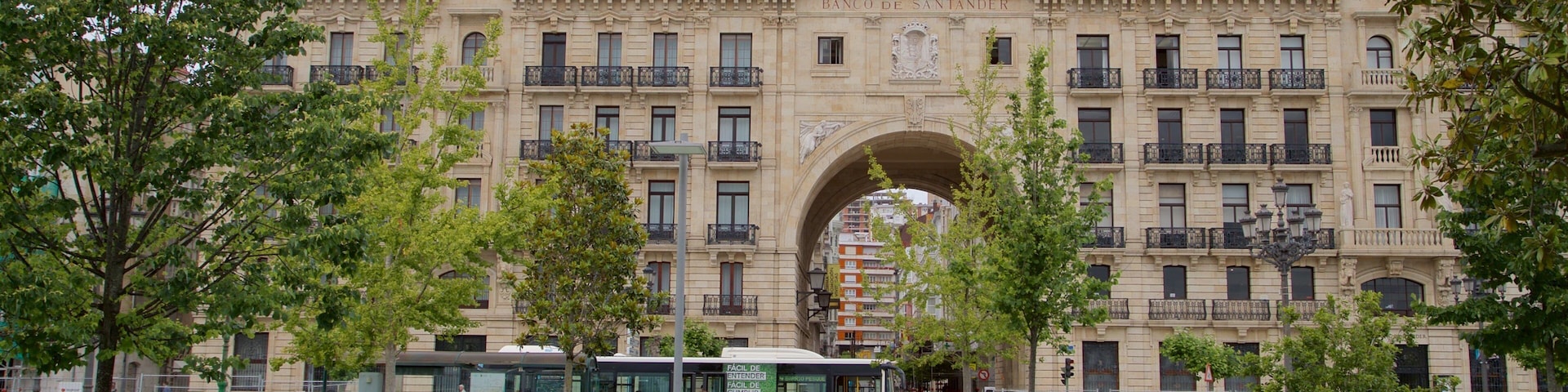 Edificio del Banco Santander ofreciendo arquitectura patrimonial y un jardín