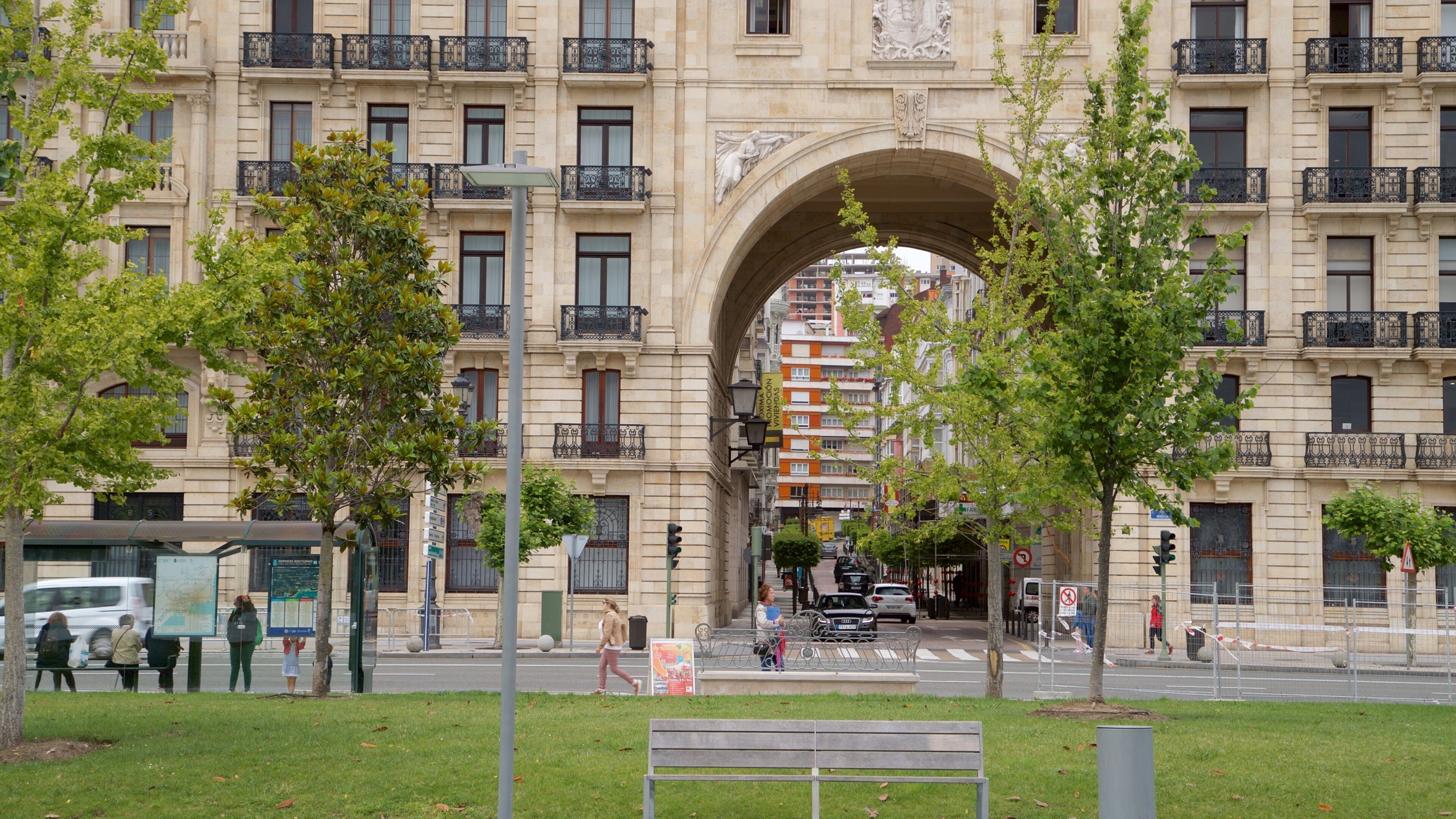 Banco Santander mettant en vedette parc et patrimoine architectural