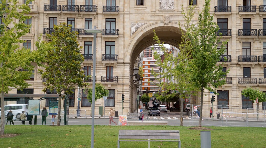 Banco Santander mettant en vedette parc et patrimoine architectural