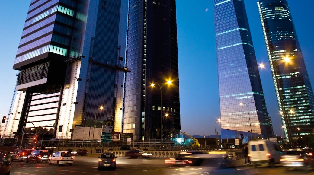 馬德里 设有 摩天大樓, 夕陽 和 現代建築