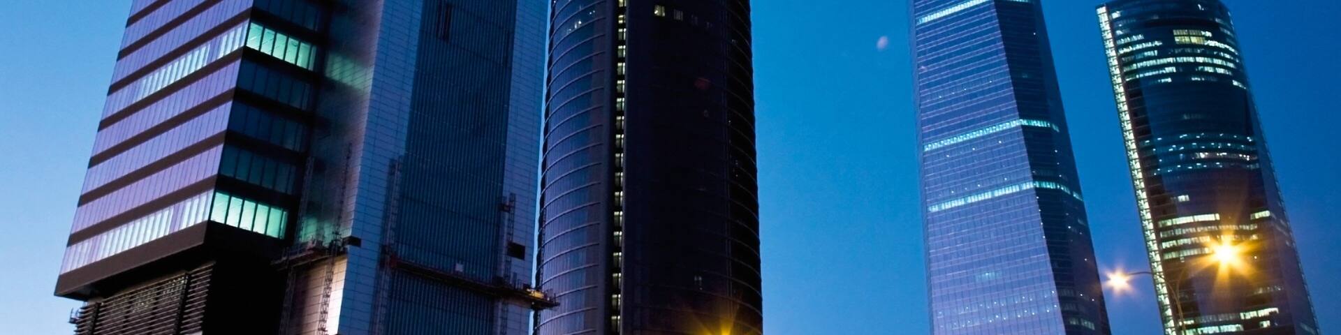 Madrid qui includes coucher de soleil, building et architecture moderne