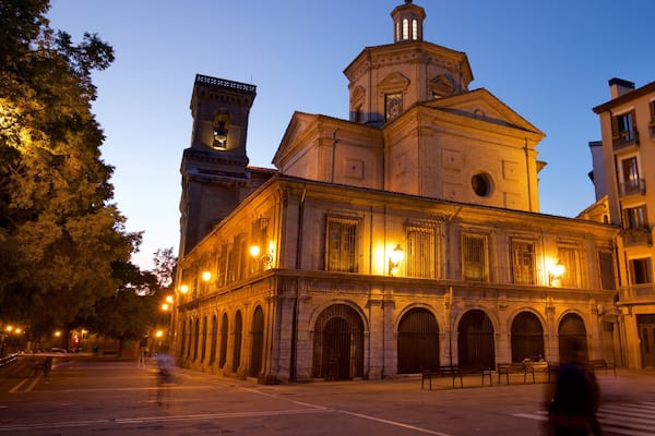Parroquia San Lorenzo featuring night scenes and heritage architecture