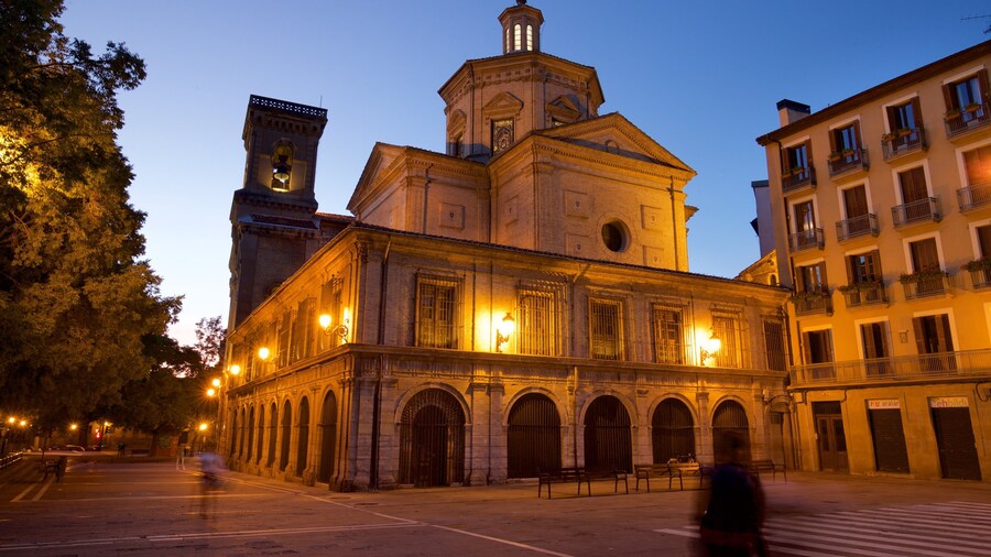 Parroquia San Lorenzo which includes heritage architecture and night scenes