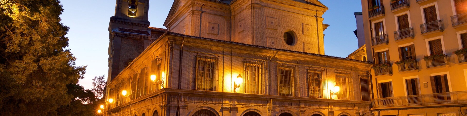 Parroquia San Lorenzo mostrando escenas de noche y arquitectura patrimonial