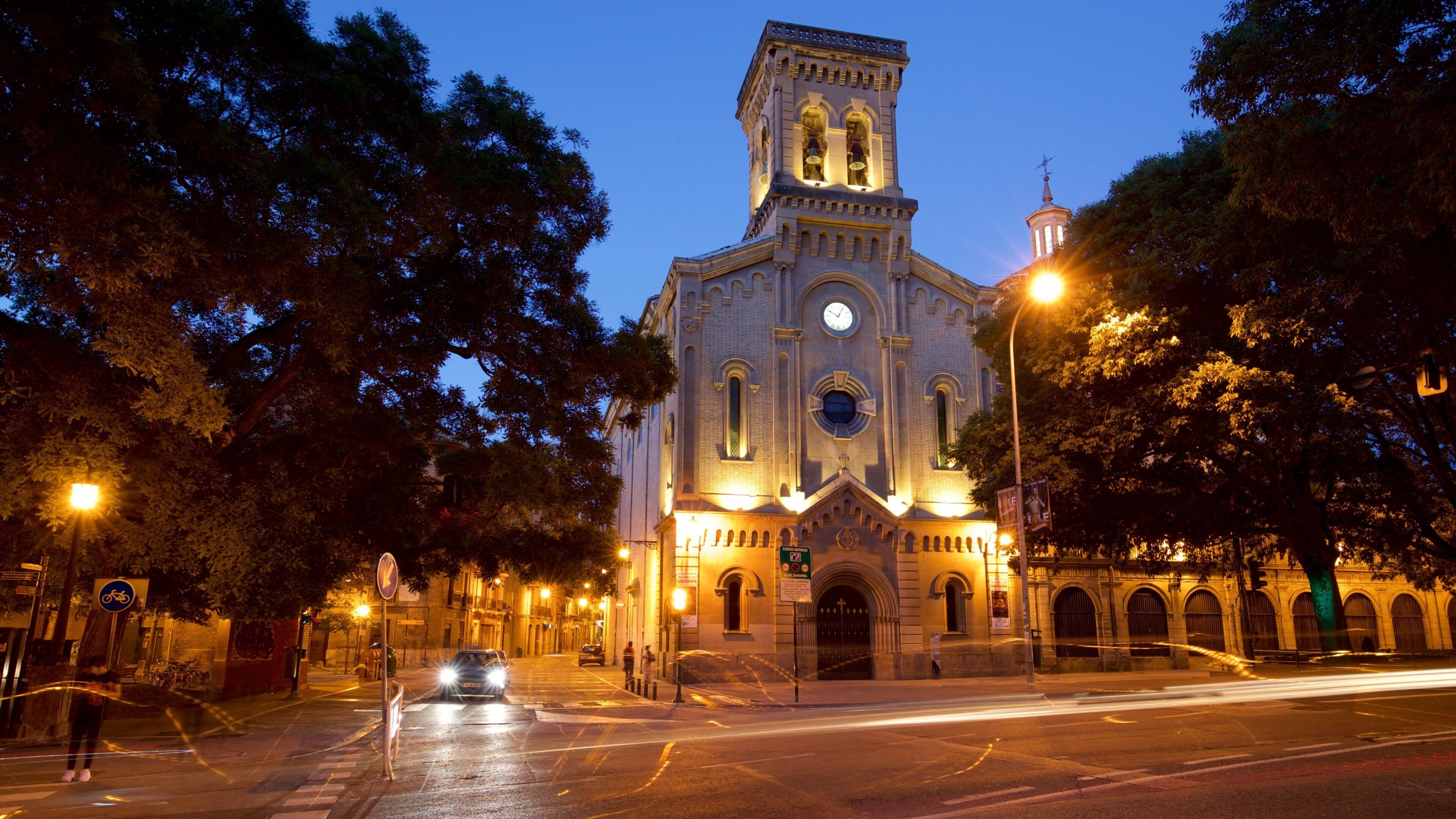 Parroquia San Lorenzo showing night scenes and heritage architecture