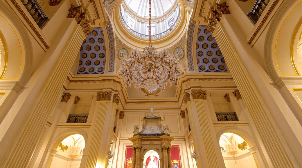 Parroquia San Lorenzo featuring heritage elements and interior views