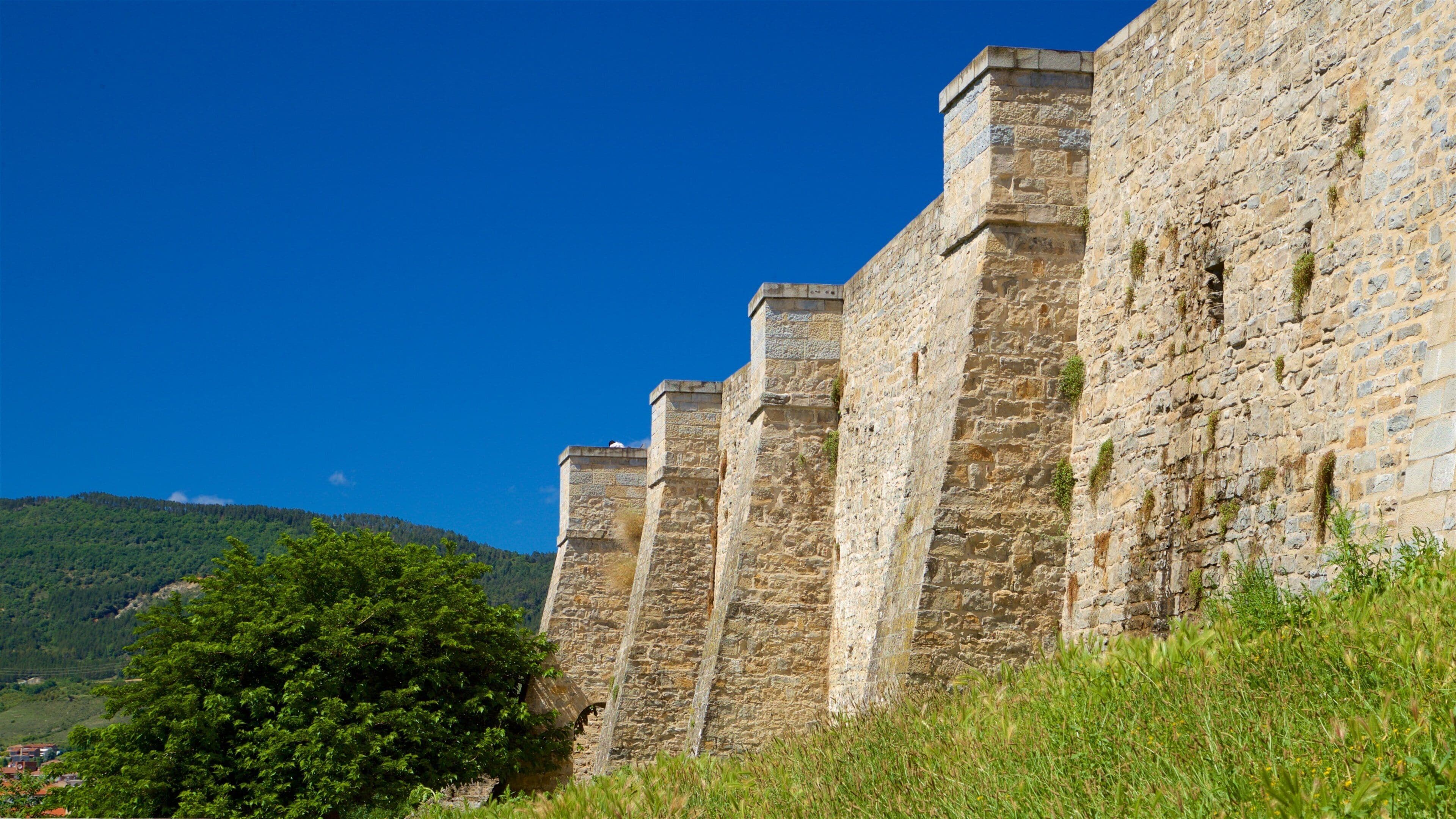 Pamplona\'s City Walls and Interpretation Centre featuring tranquil scenes and heritage elements