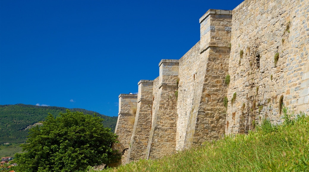 Pamplona\'s City Walls and Interpretation Centre featuring tranquil scenes and heritage elements