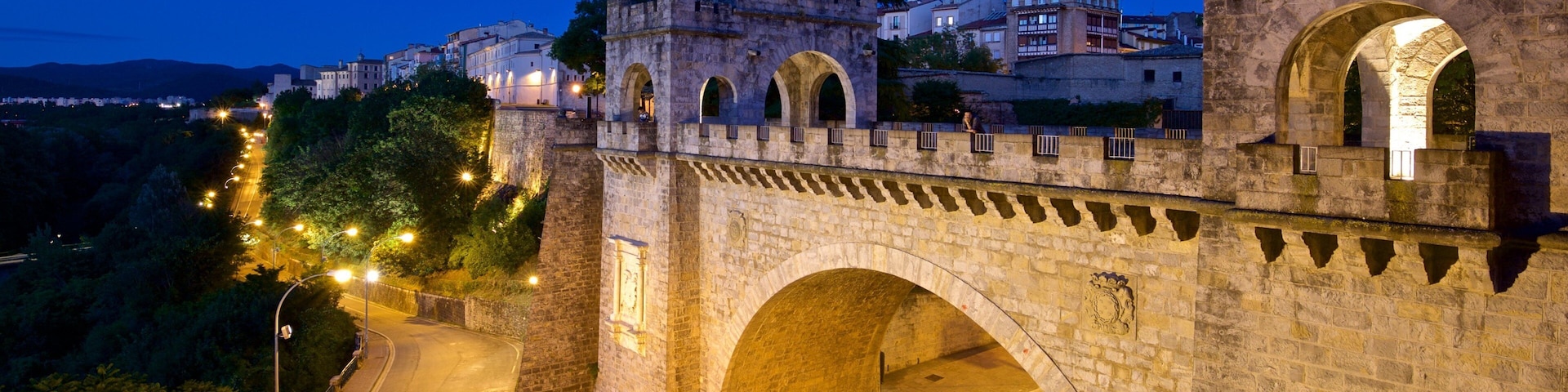 Centro de Interpretación de las Fortificaciones de Pamplona que incluye un puente, escenas de noche y arquitectura patrimonial