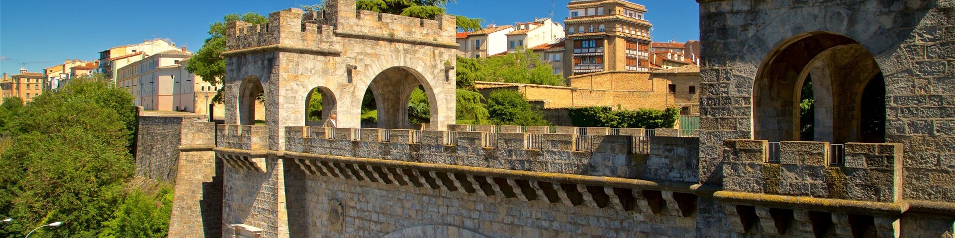 Centro de Interpretación de las Fortificaciones de Pamplona que incluye arquitectura patrimonial y un puente