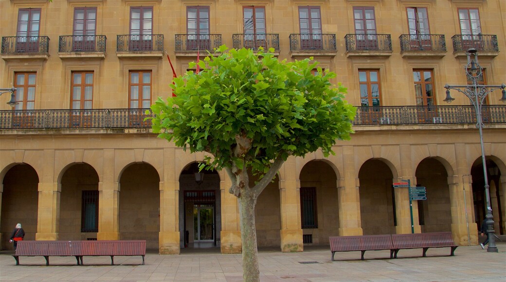 Palacio de Navarra which includes heritage elements and a square or plaza