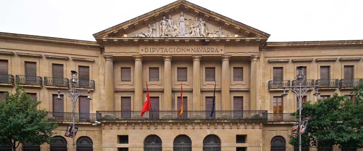 Palacio de Navarra which includes a square or plaza and heritage architecture