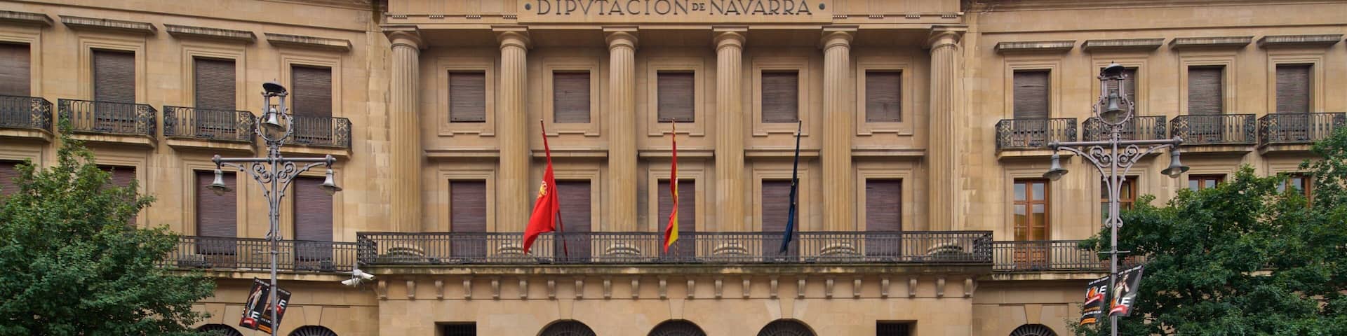 Palacio de Navarra which includes heritage architecture and a square or plaza