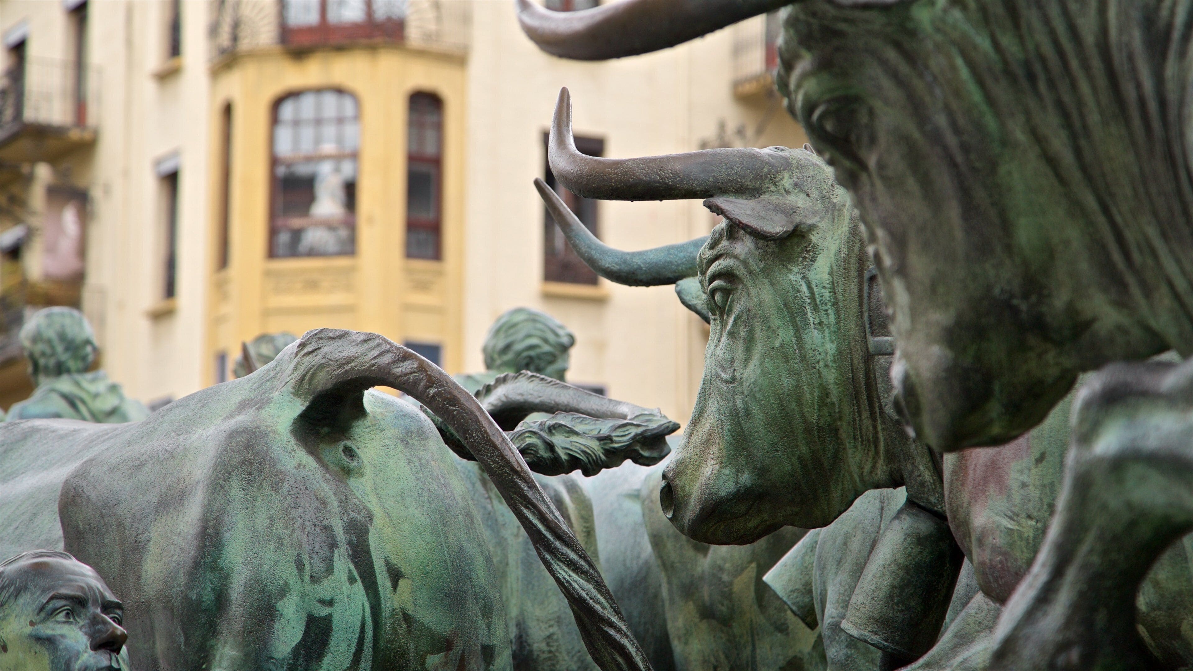 Monumento al Encierro showing a statue or sculpture