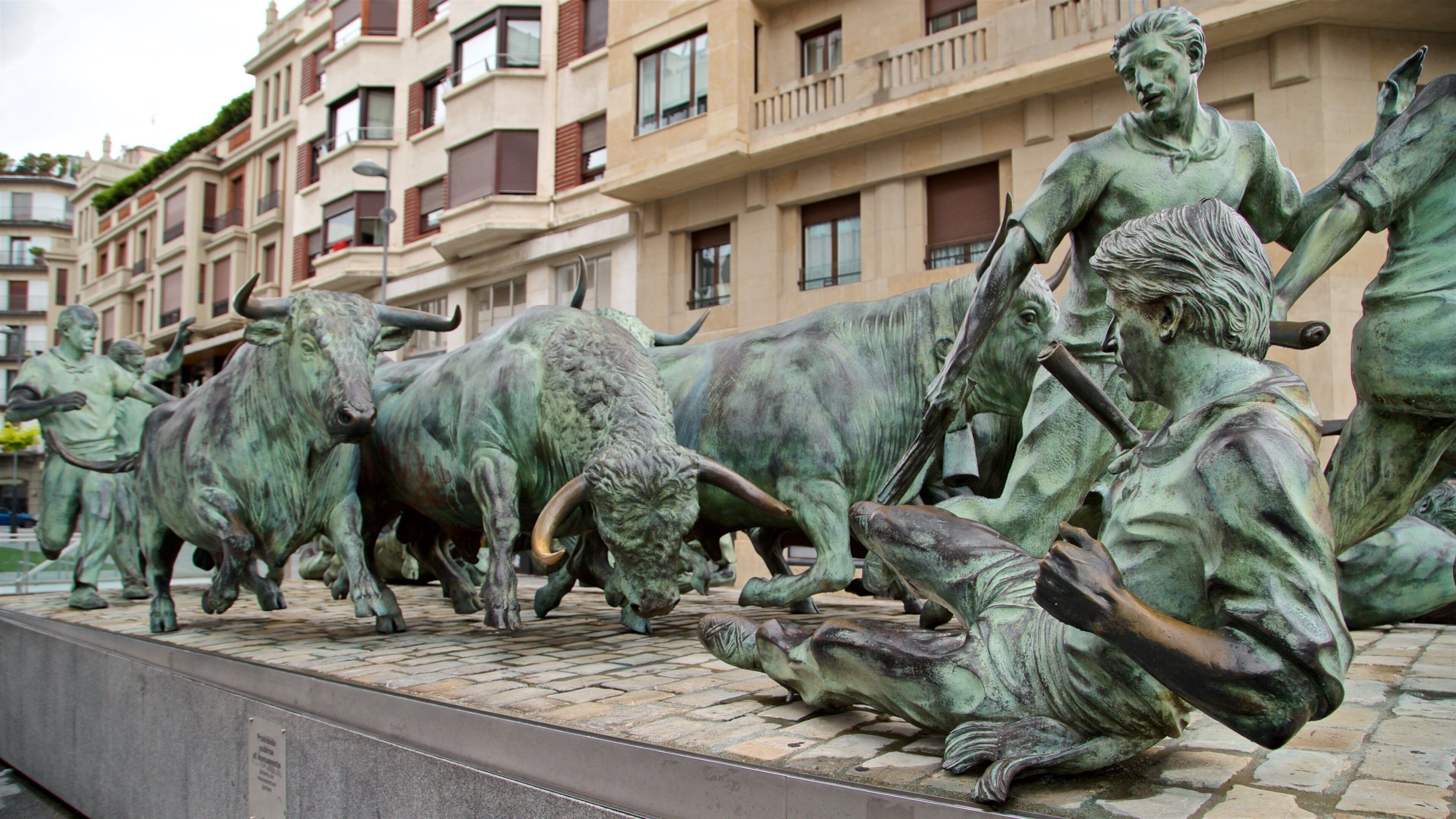 Monumento al Encierro ofreciendo una estatua o escultura