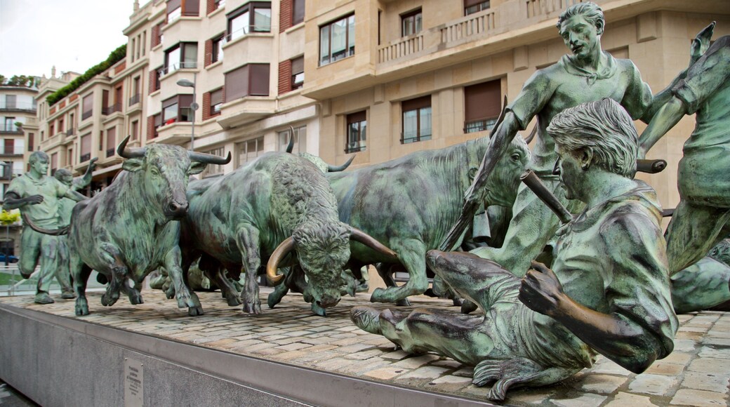 Monumento al Encierro ofreciendo una estatua o escultura