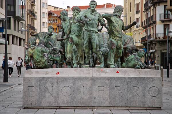 Monumento al Encierro qui includes statue ou sculpture
