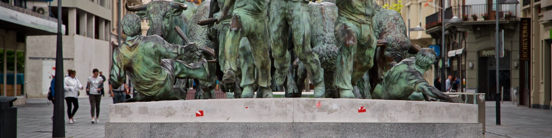 Monumento al Encierro qui includes statue ou sculpture