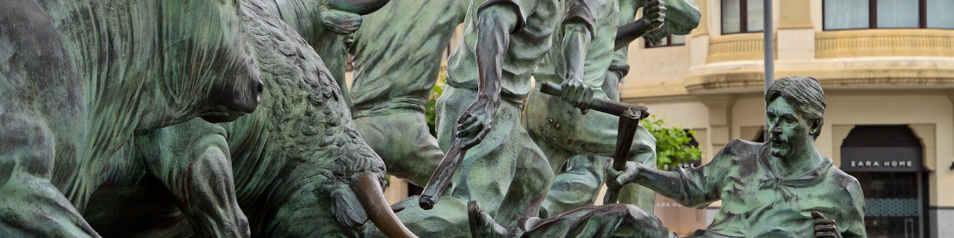 Monumento al Encierro showing a statue or sculpture
