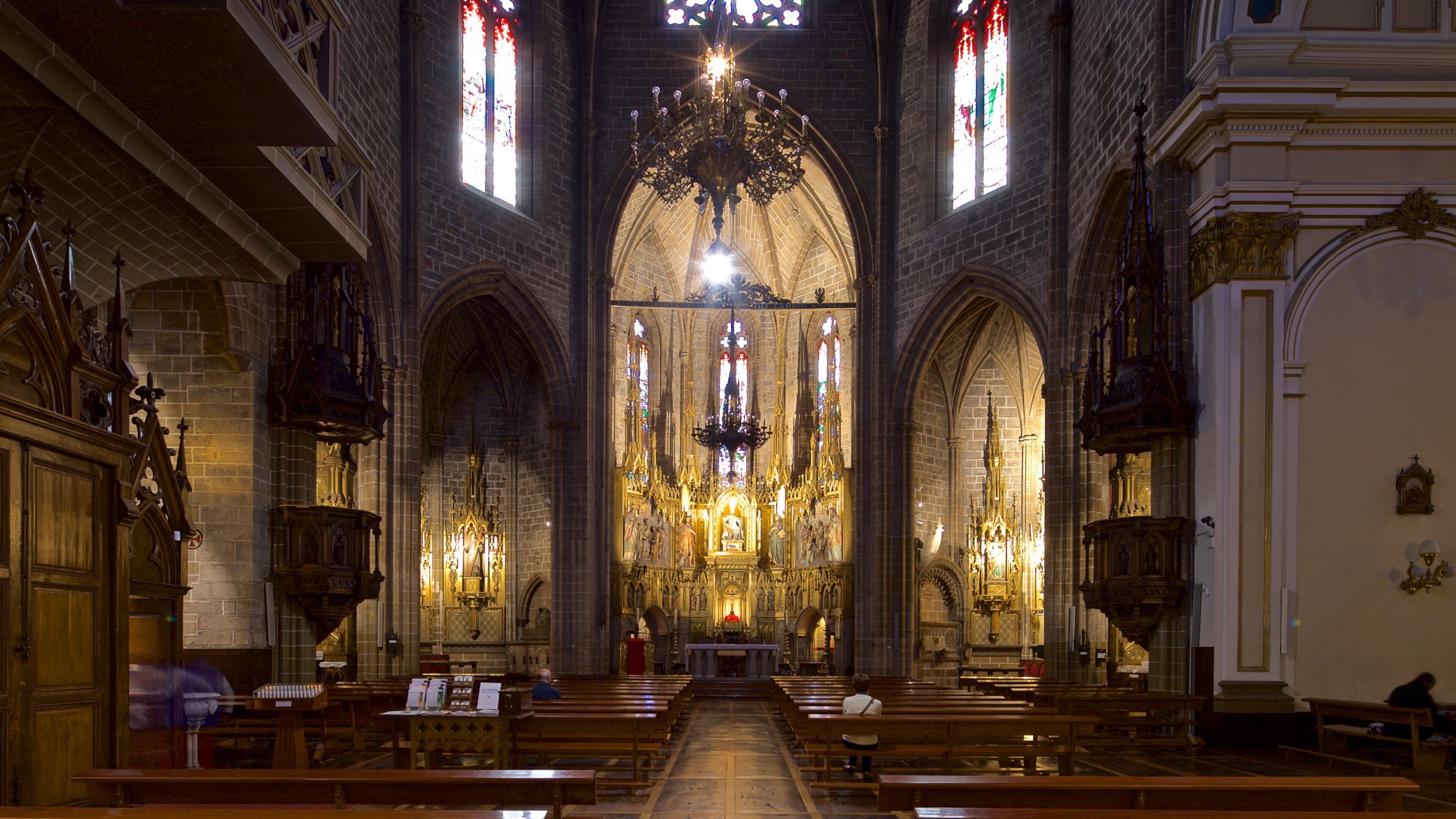 Iglesia de San Saturnino ofreciendo una iglesia o catedral, elementos patrimoniales y vistas de interior