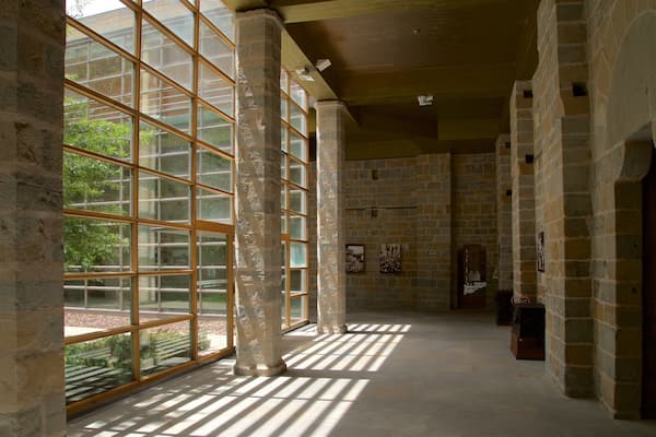 Archivo Real y General de Navarra featuring interior views