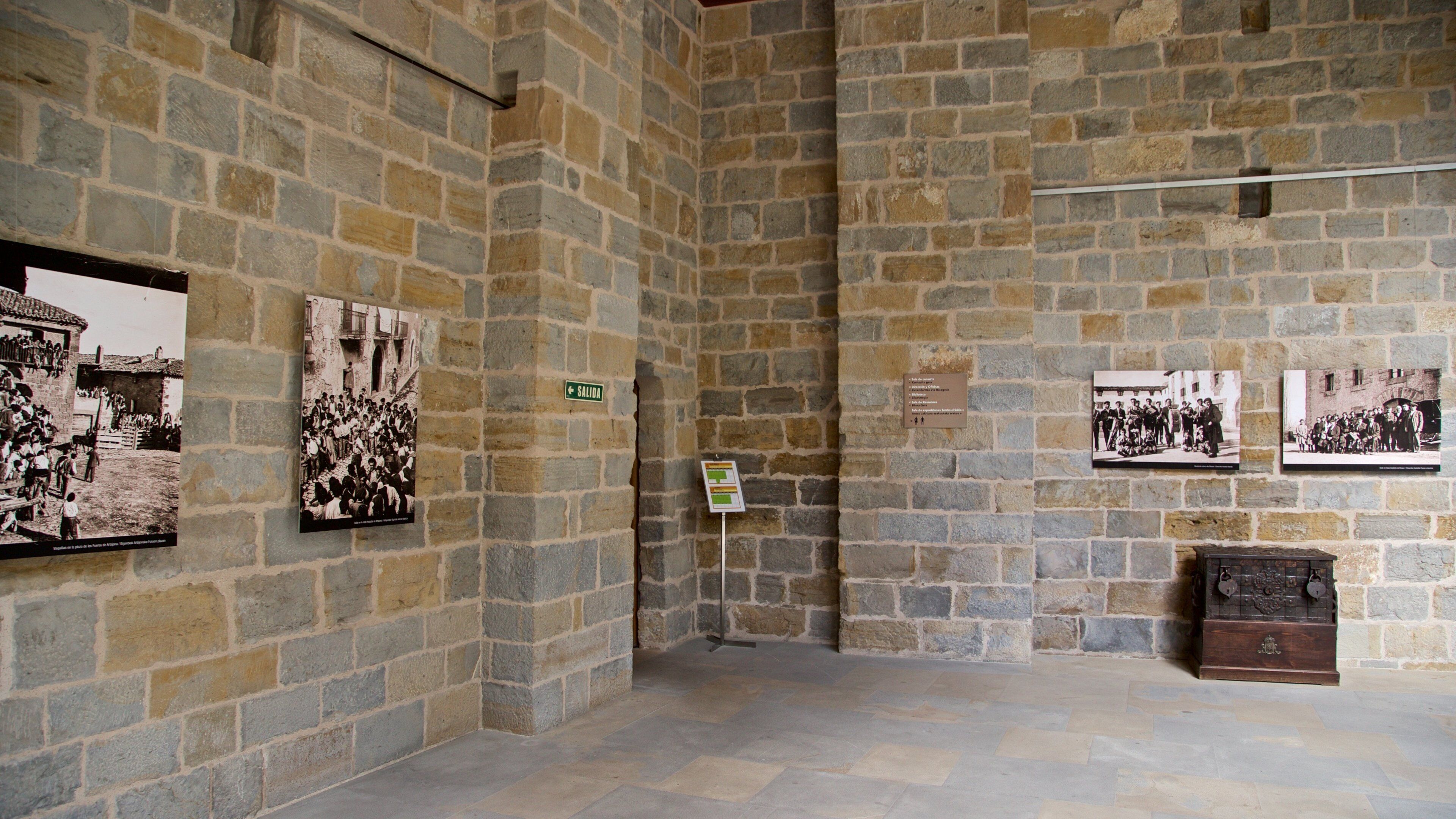 Archivo Real y General de Navarra inclusief historisch erfgoed en interieur