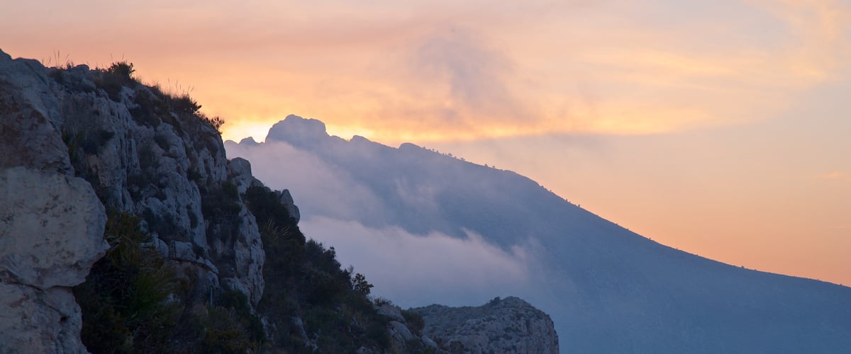 Mirador Monte Toix showing a sunset, landscape views and mountains