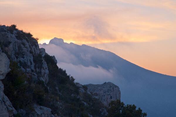 Mirador Monte Toix showing a sunset, landscape views and mountains