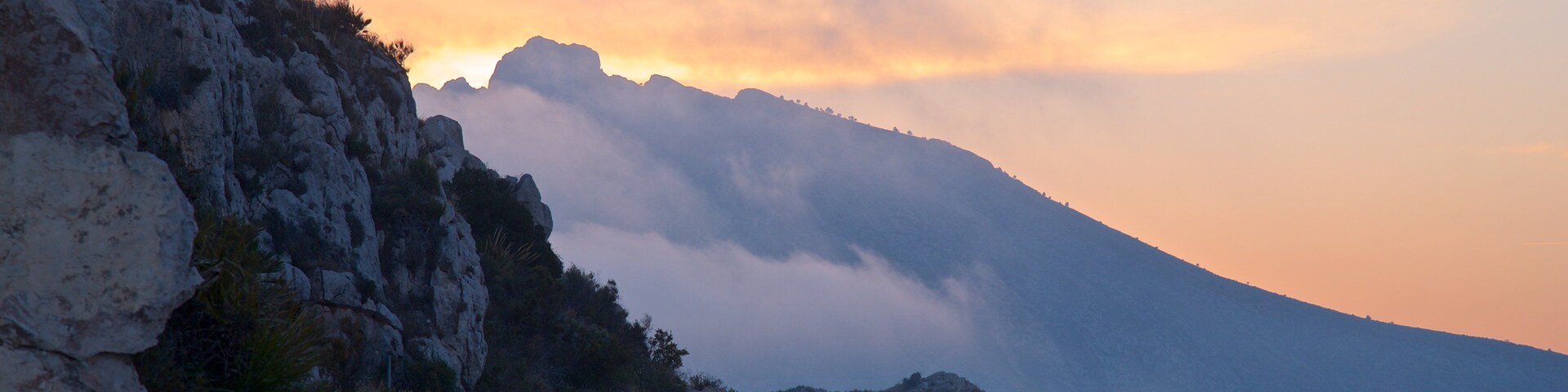 Mirador Monte Toix showing a sunset, landscape views and mountains