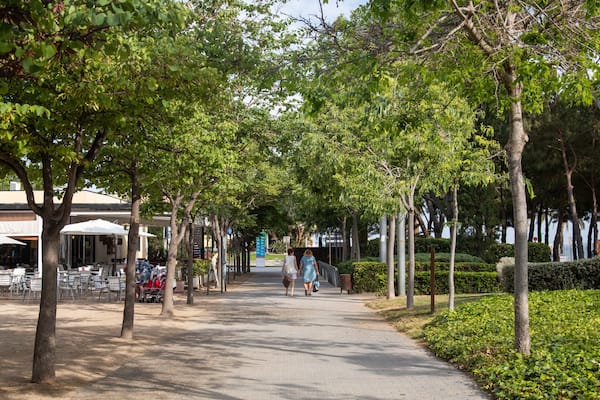 Fisherman\'s Park showing a park as well as a couple