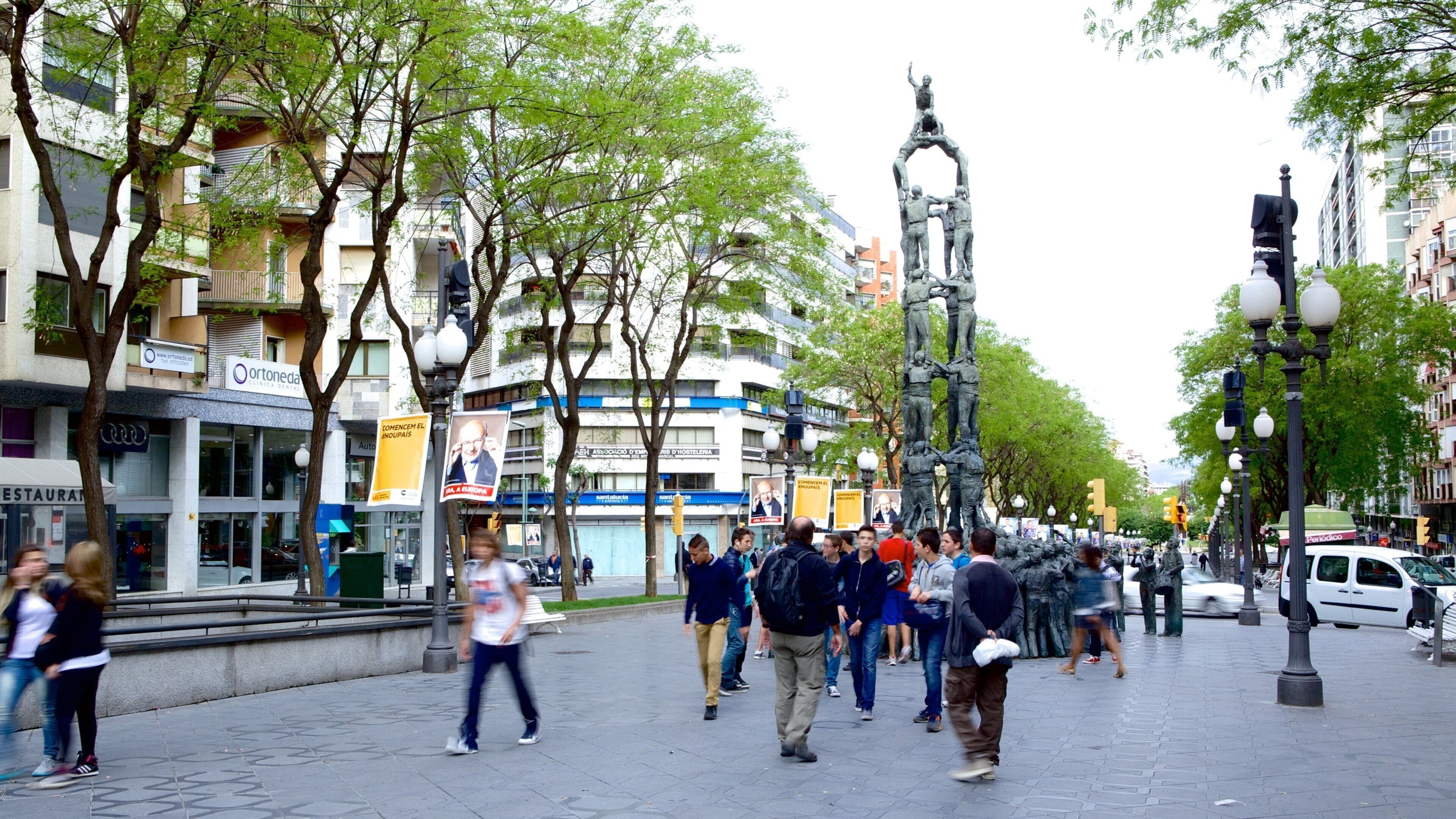 Tarragona showing street scenes as well as a large group of people
