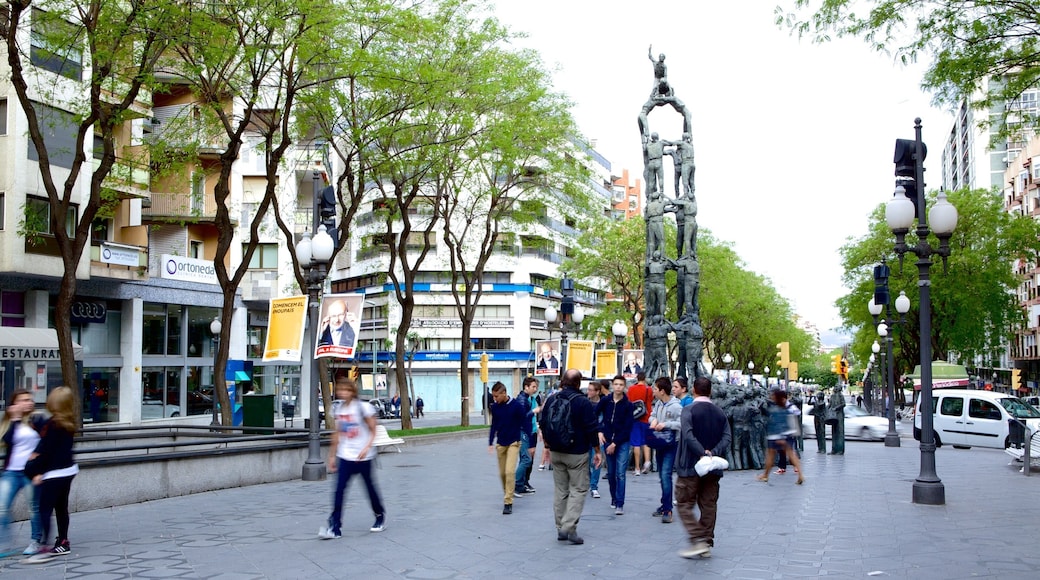 Tarragona showing street scenes as well as a large group of people