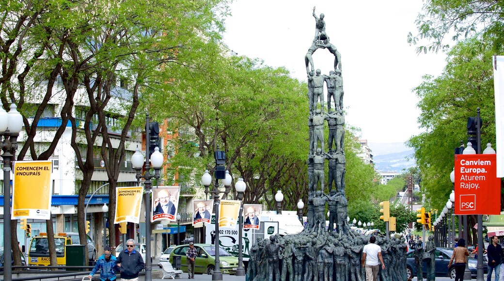 Tarragona which includes a statue or sculpture and street scenes