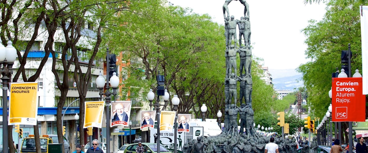 Tarragona mostrando una estatua o escultura y escenas urbanas