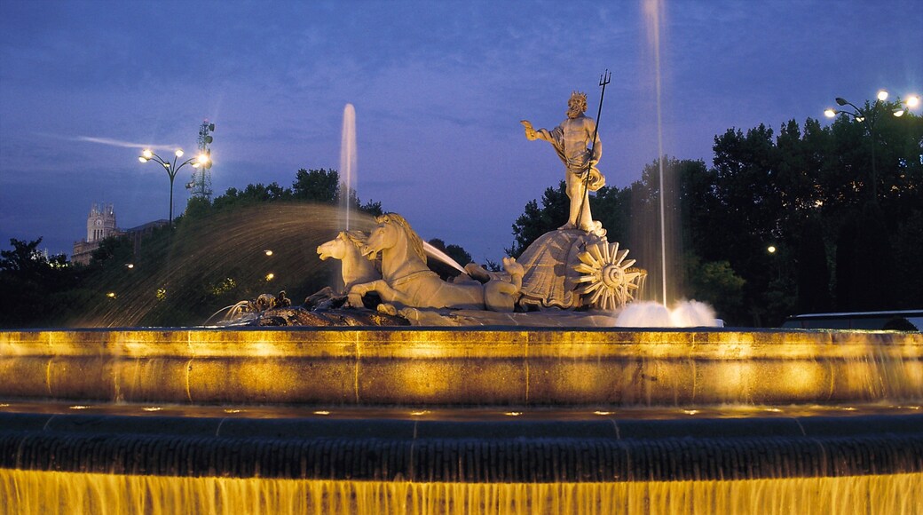 Madri que inclui uma fonte, cenas noturnas e uma praça ou plaza