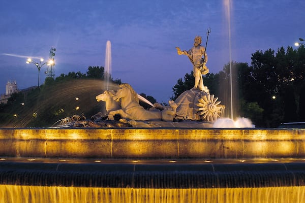 Madrid mettant en vedette square ou place, scĂšnes de nuit et statue ou sculpture