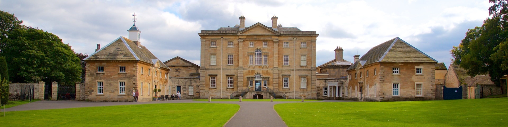 Cusworth Hall ofreciendo arquitectura patrimonial y jardín